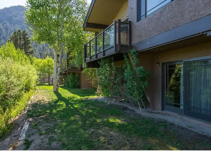 Lakefront Mountain Retreat